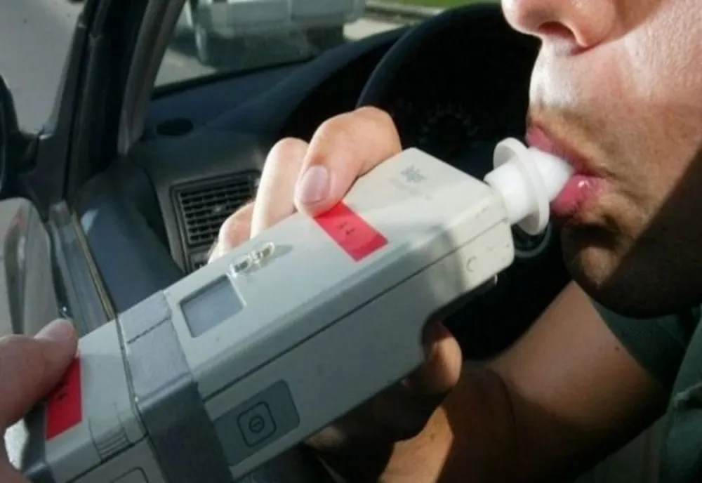 1,66 mg/l alcool în aerul expirat şi fără permis de conducere