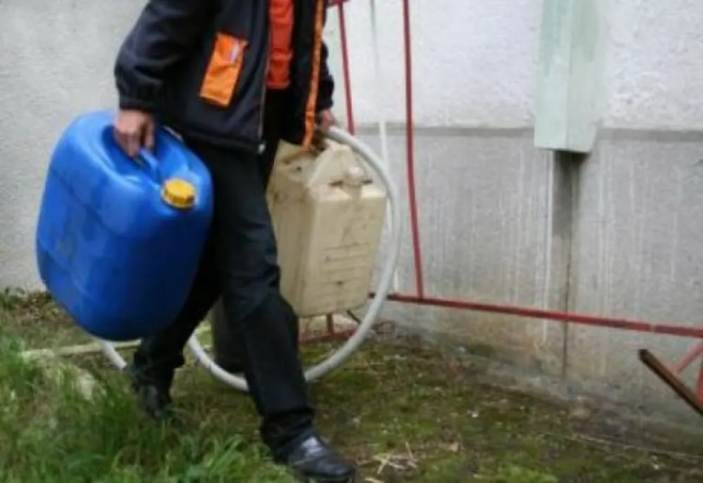 Au furat 160 de litri de motorină din rezervorul unui buldoescavator