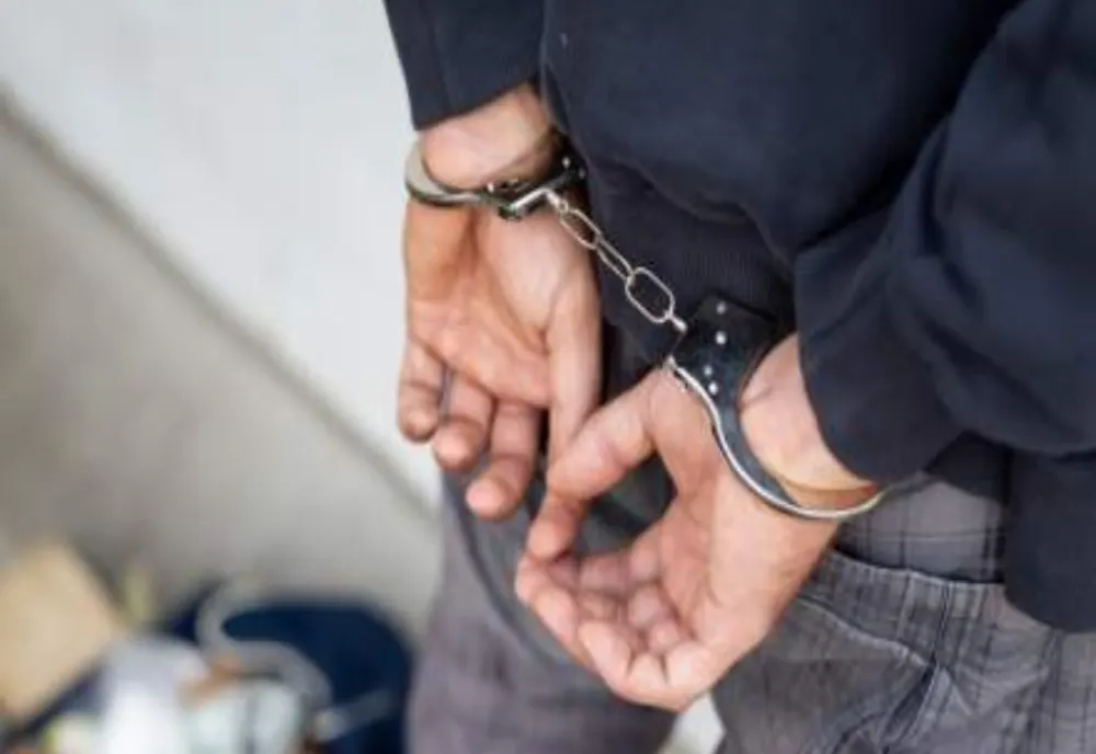 Urmărit naţional, depistat de poliţişti. Pentru ce era căutat bărbatul