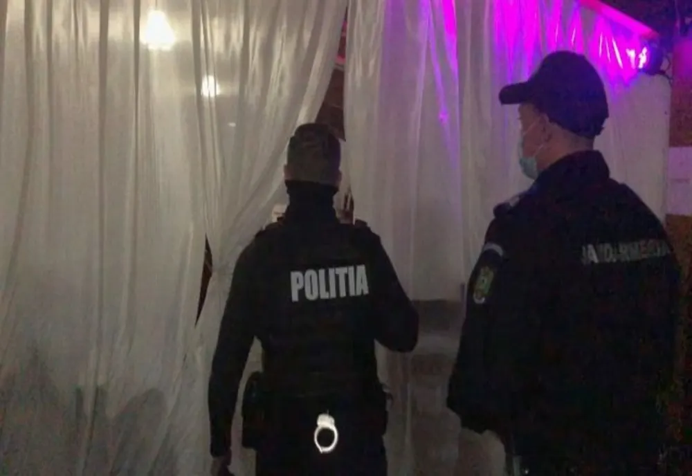 Vizită în miez de noapte a polițiștilor și jandarmilor într-un bar din Bacău