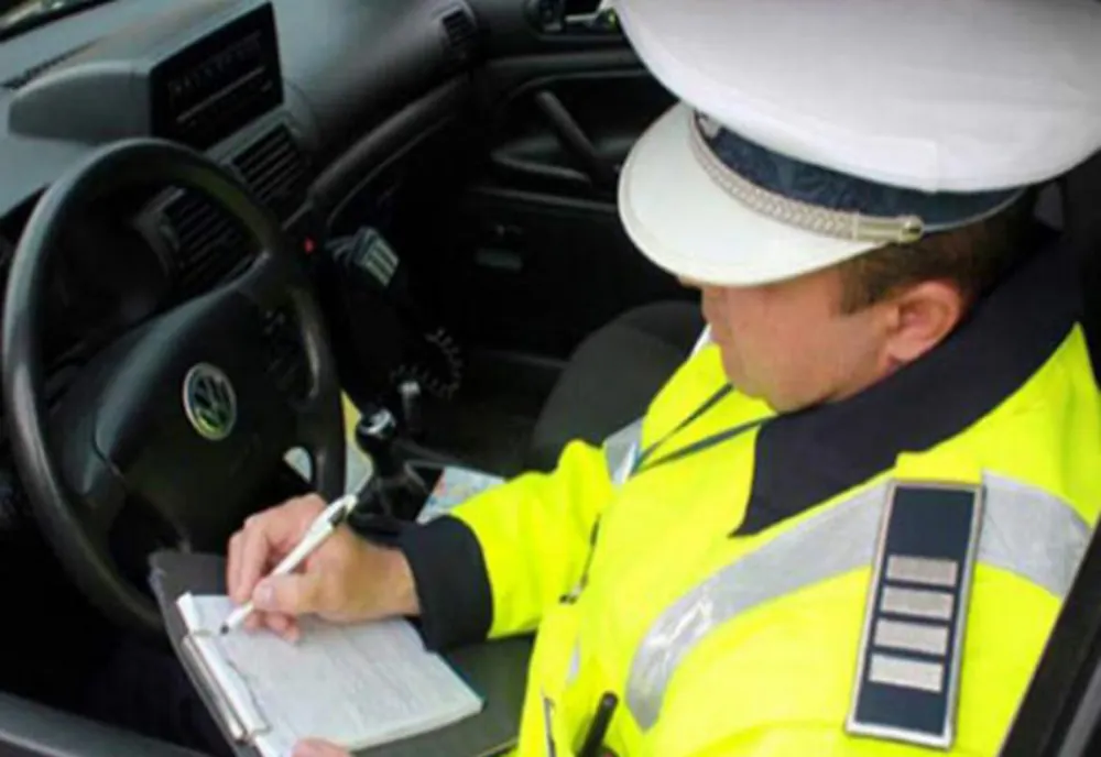 Depistat de poliţişti la volan, băut şi fără permis 
