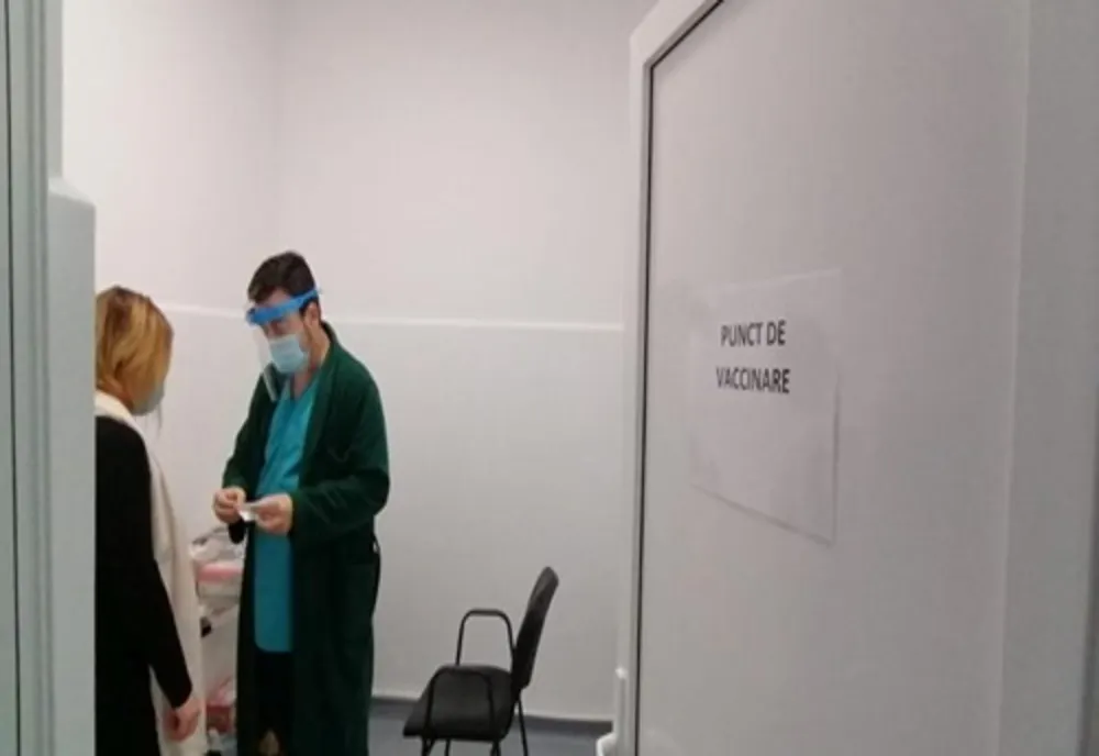 Miercuri începe vaccinarea prin centrele mobile în șapte județe