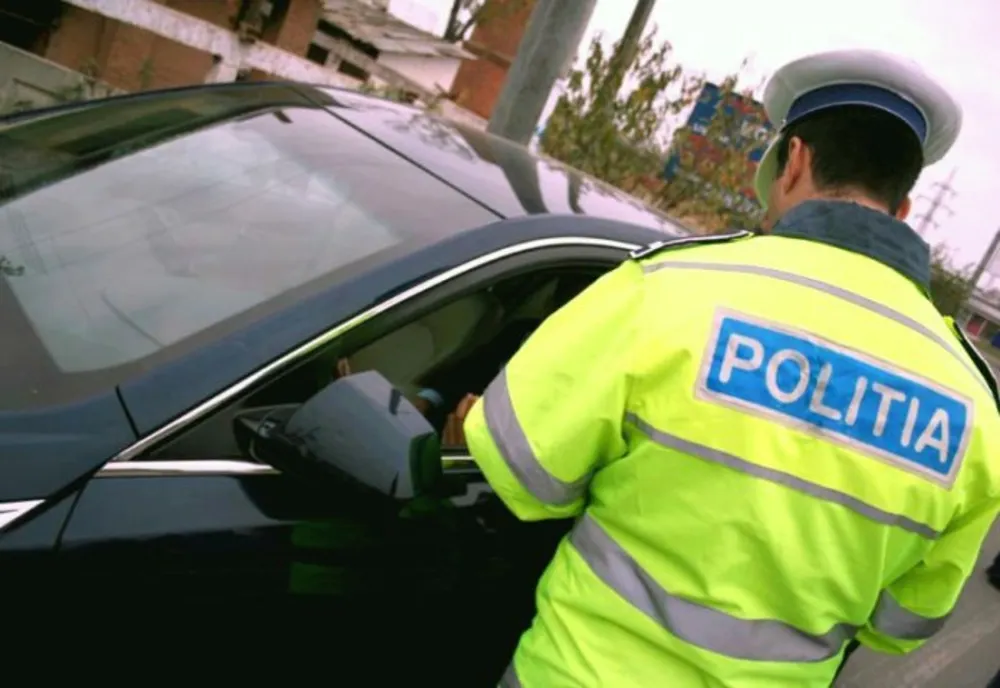 Doi tineri cercetaţi de poliţişti pentru abuz de încredere şi conducere fără permis