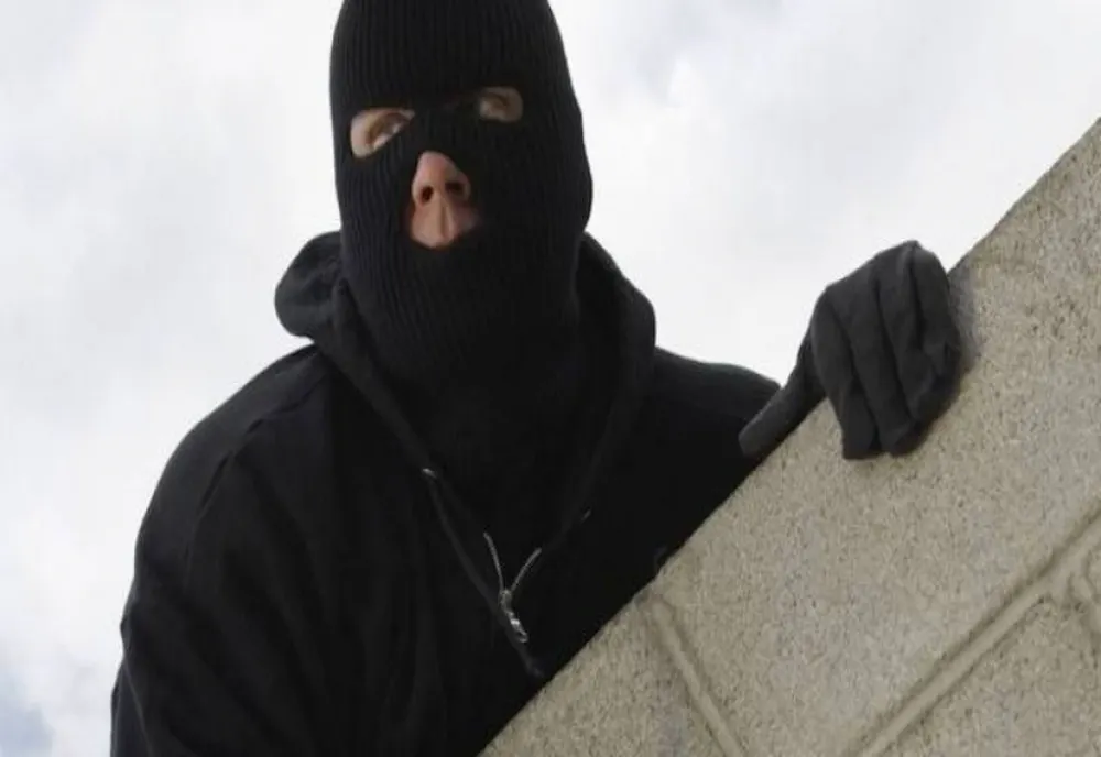 O femeie din Comănești s-a trezit în toiul nopții cu un hoț în casă