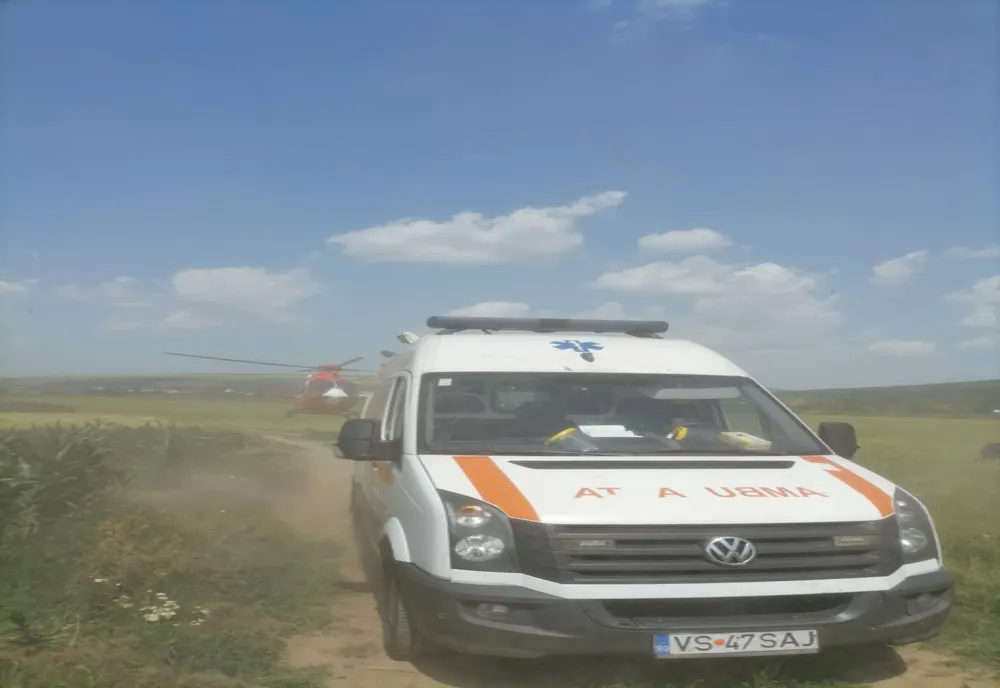 Un copil a căzut de la înălțime. Mama sa a sărit să-l salveze