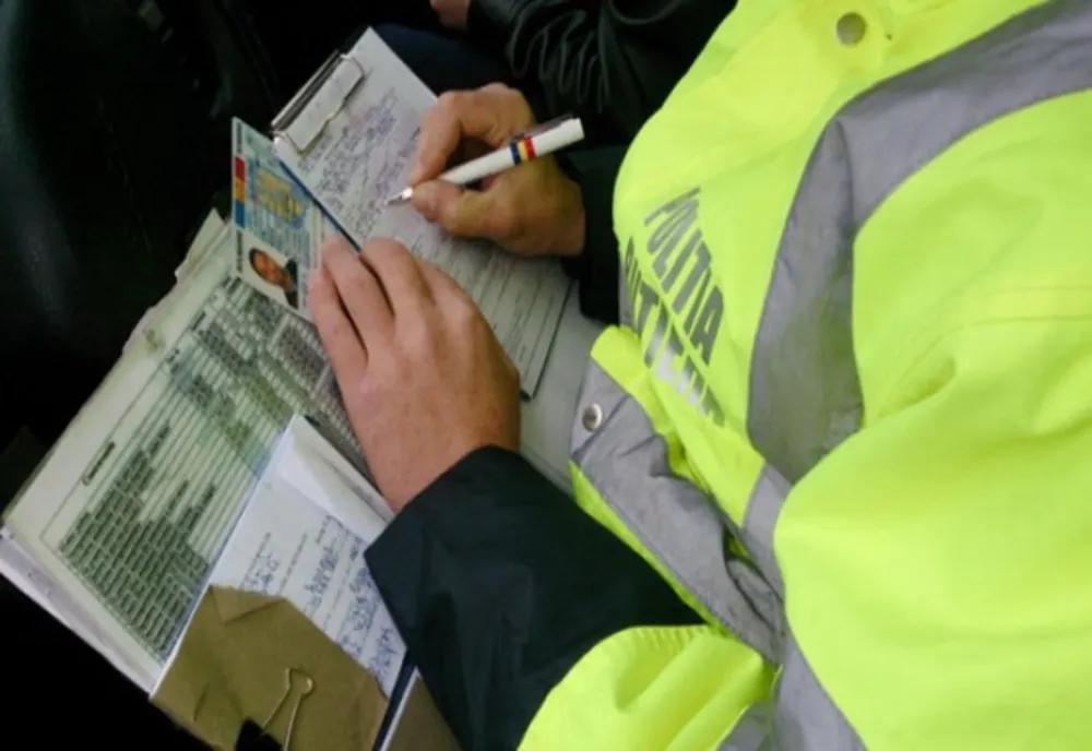 Dosar penal pentru un bărbat care s-a urcat la volan cu permisul de conducere suspendat