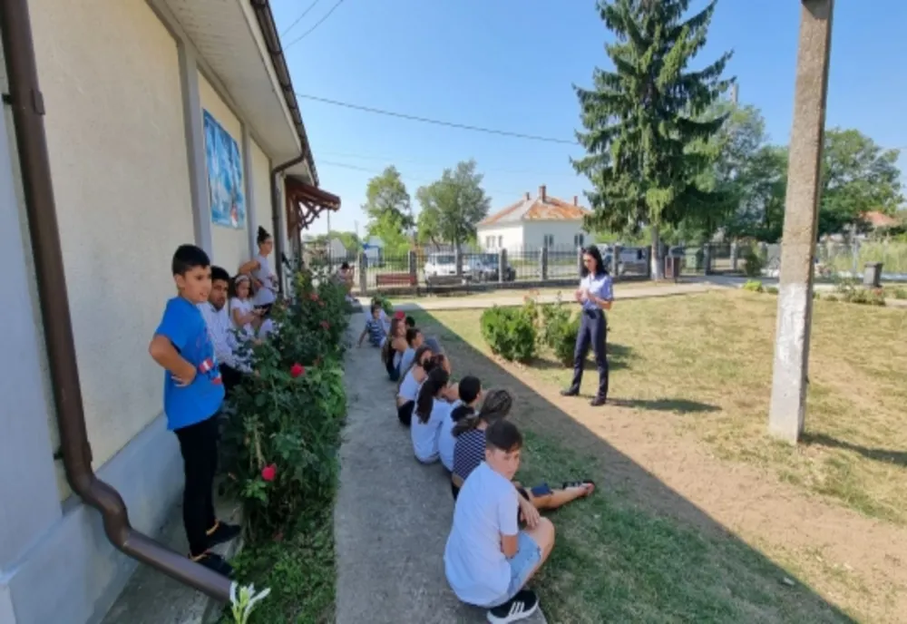 Activitățile educativ-preventive ale polițiștilor continuă și în vacanța de vară