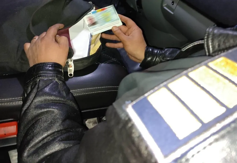 Prins la volan cu permisul anulat, un bărbat riscă acum să ajungă la închisoare