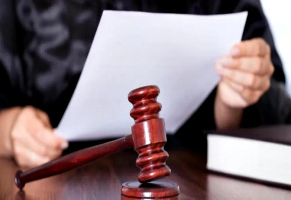 A ajuns în arest după ce a amenințat o familie și a distrus un gard cu toporul