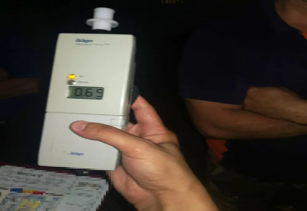 Beat criță, s-a urcat la volan și a plecat la plimbare. Polițiștii l-au oprit pe bărbat în trafic