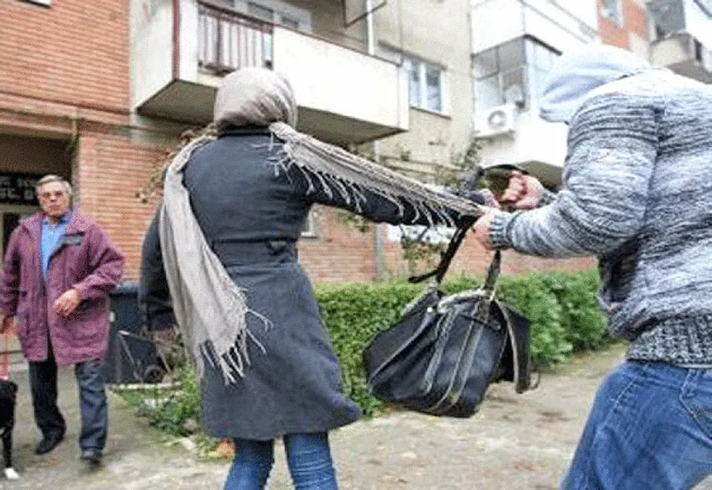 Bătrână, jefuită! Tâlharii, în arest!