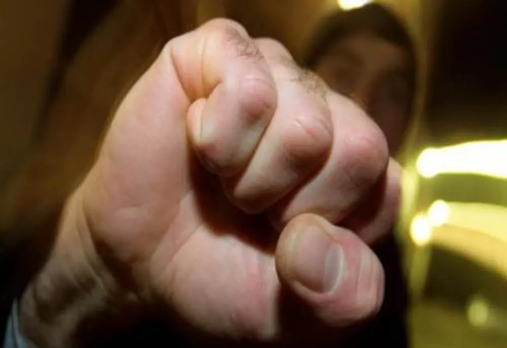 Minor bătut de un bărbat de 35 de ani