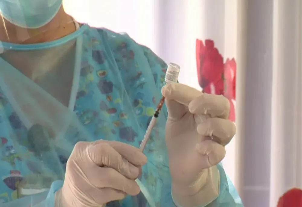 Profesoară cu mesaje anti-vaccin, sancționată la salariu