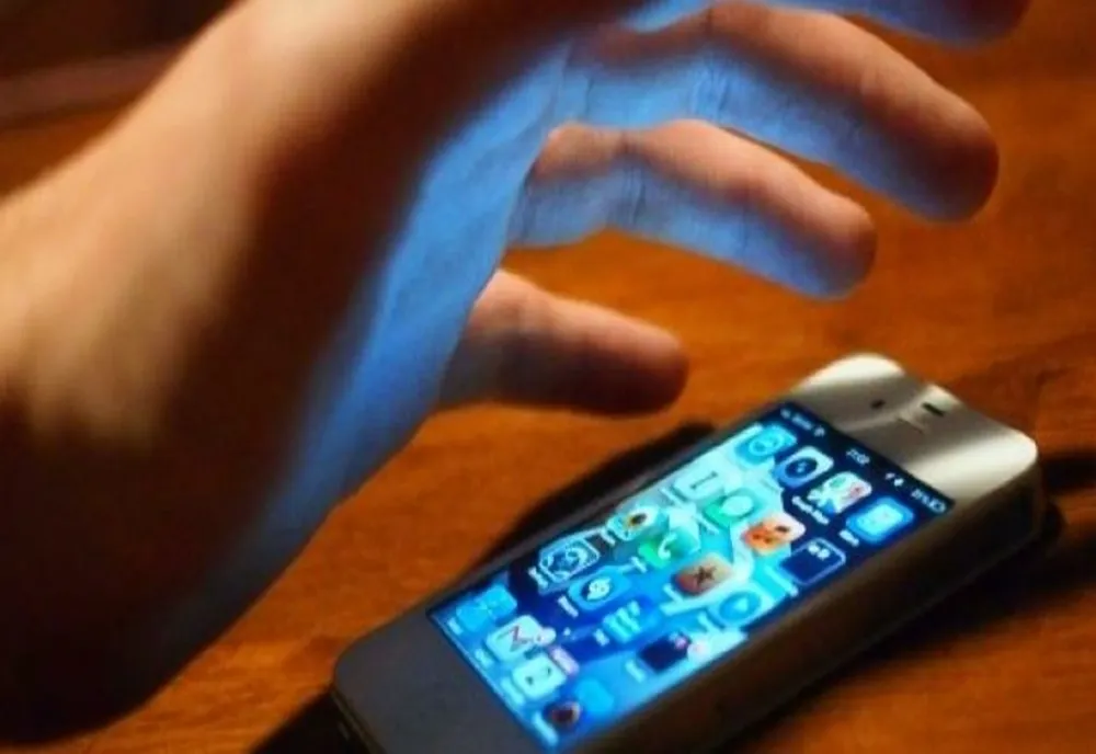 S-a trezit cu un contract la o firmă de telefonie despre care nu avea habar. La cine era telefonul cumpărat