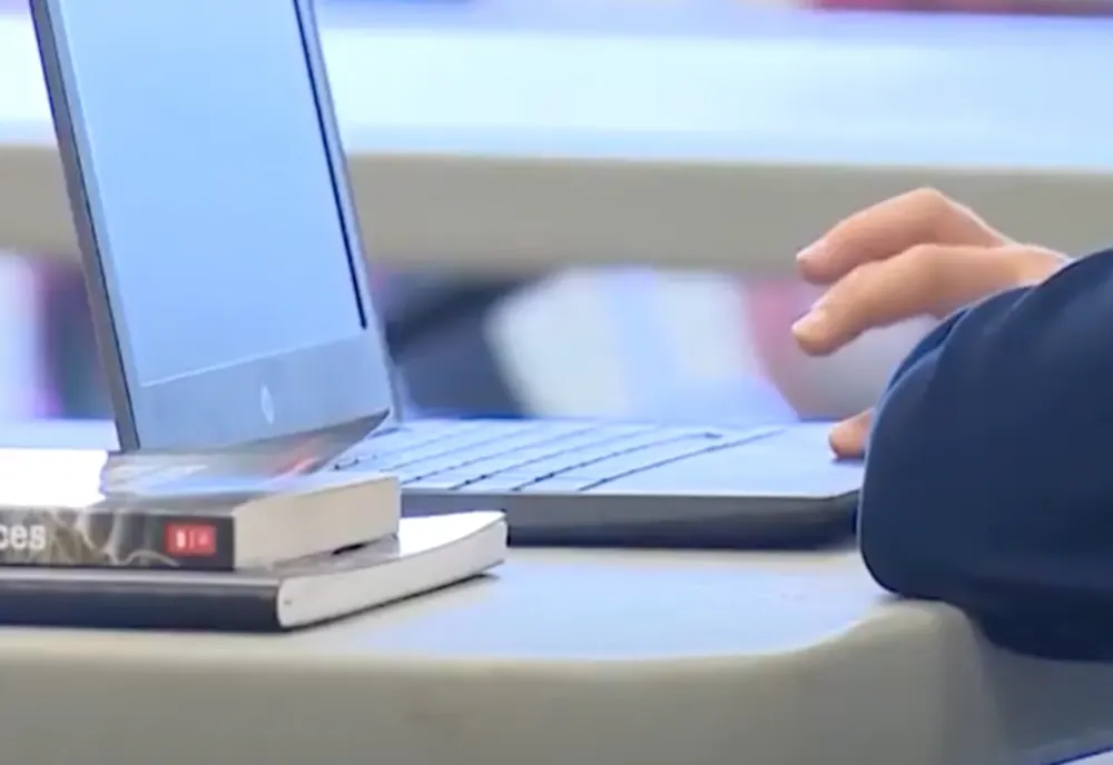 Laptop-uri și tablete pentru școlile din Bacău