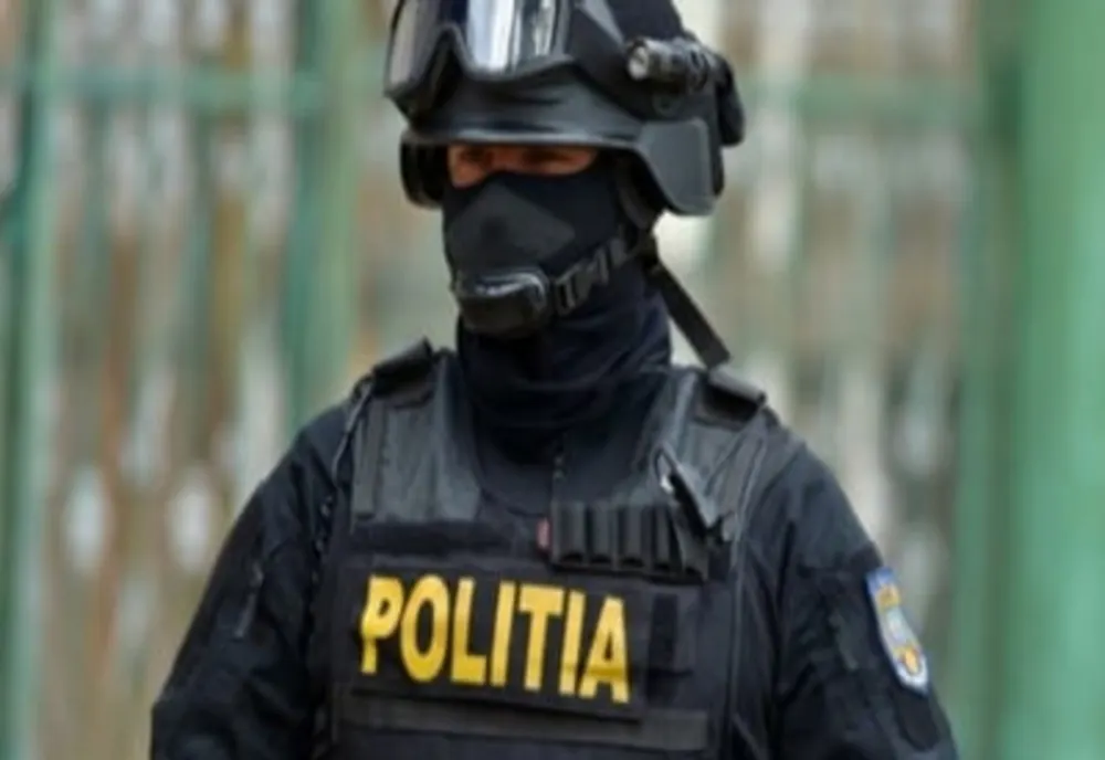 Percheziții la Comănești și Bacău, într-un dosar privind falsul și înșelăciunea
