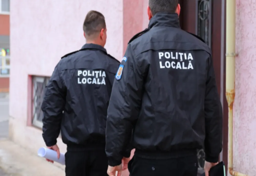Bannere amplasate ilegal pe fațadele blocurilor