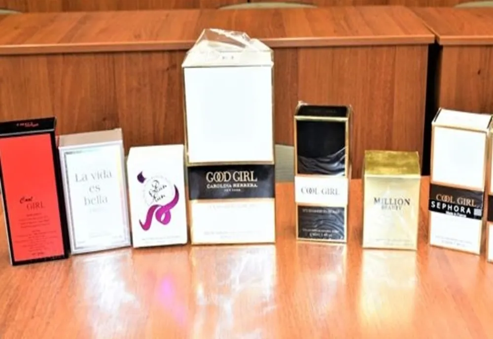Un tânăr din Bacău vindea parfumuri în parcarea unui centru comercial. Polițiștii i-au întocmit dosar penal