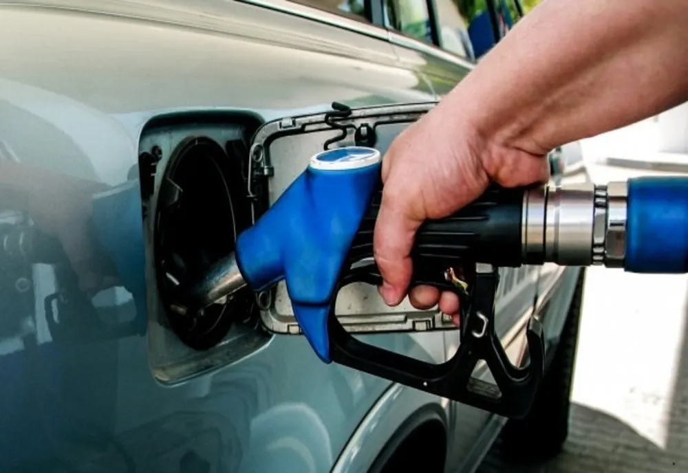 Cu cât s-au scumpit benzina și motorina după Revelion. S-a renunțat și la reducerea de 50 de bani