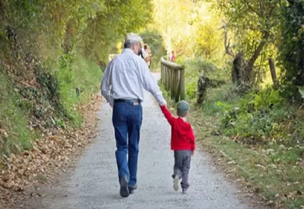 Bani de la Guvern pentru bunicii care stau acasă cu nepoții - suma pe care o primesc în plus la pensie