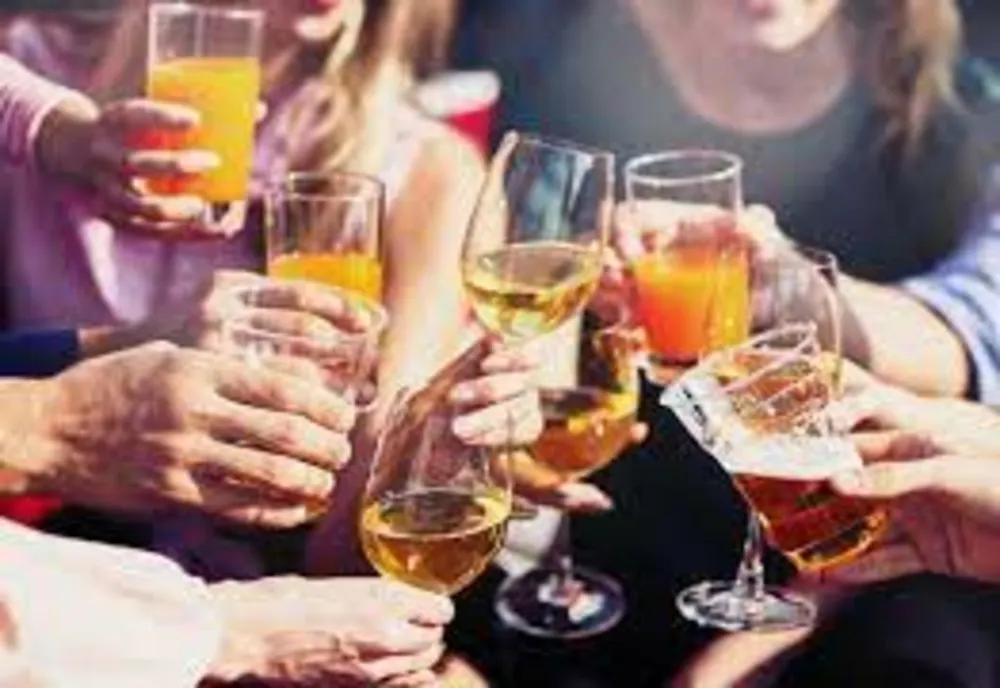 Studiu surprinzător: Efectul pozitiv pe care l-ar avea consumul a două băuturi alcoolice pe zi. Medicii sunt uimiți
