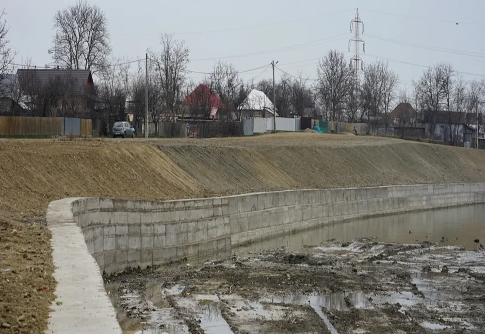Zid de apărare a malului stâng al râului Trotuș în lungime de 600 de metri, finalizat în Gura Văii