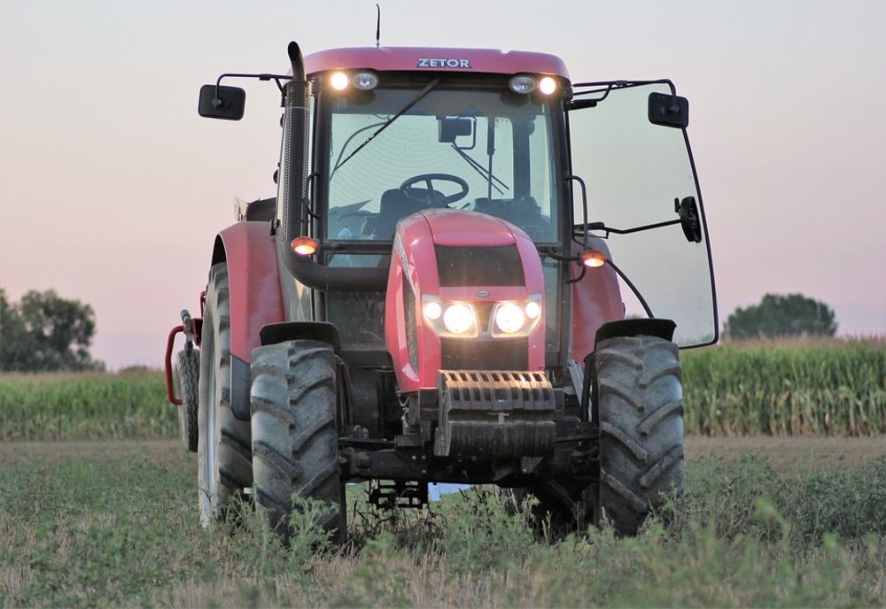 A făcut accident cu mașina furată și apoi a furat un tractor să scoată din șanț autoturismul avariat