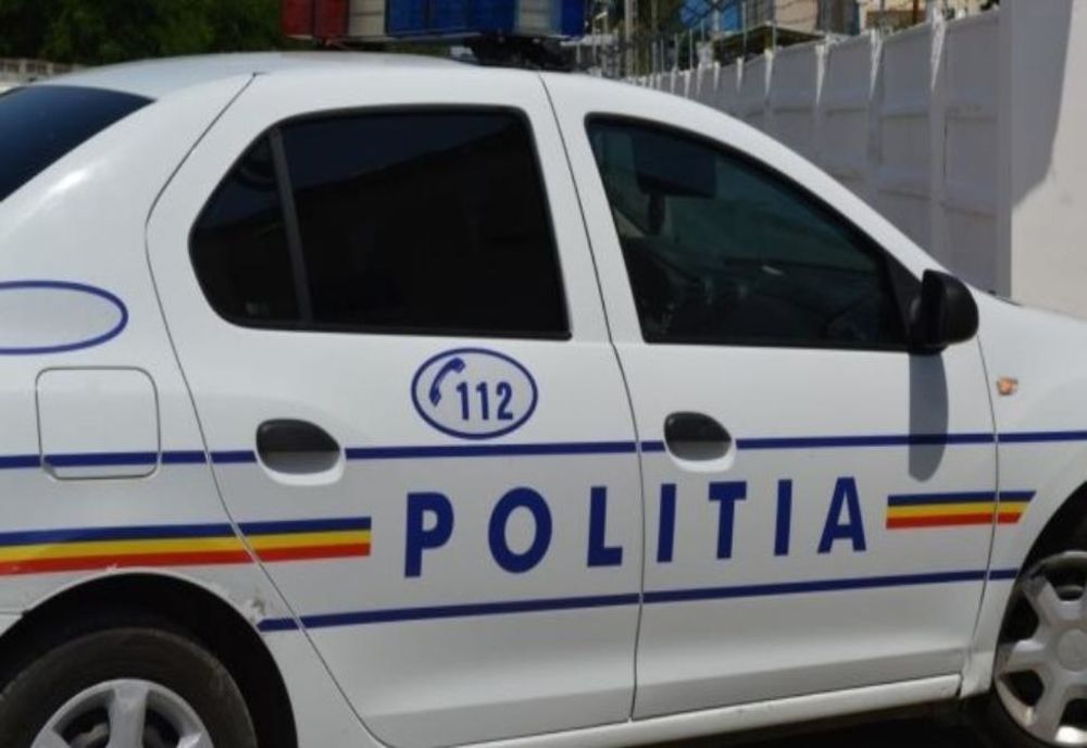 Doi bărbați din Bacău reținuți de polițiști după ce au tâlhărit angajații unor magazine