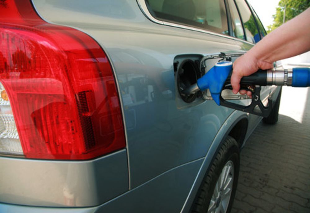Au cosmetizat numărul de înmatriculare al unui autoturism și au mers la furat carburant