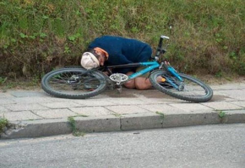 De beat ce era a intrat cu bicicleta într-un podeț