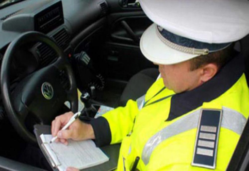 Depistat de poliţişti la volan, băut şi fără permis