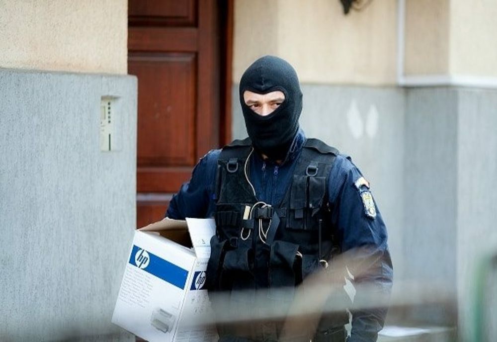 Ţigări şi articole pirotehnice interzise, confiscate de poliţişti în cadrul unor percheziţii 