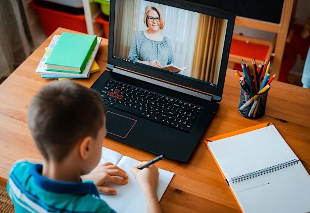15 clase de elevi din Bacău își desfășoară cursurile online