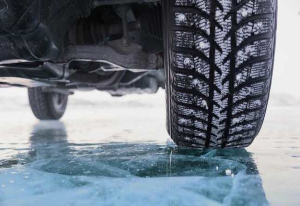 Cum se conduce maşina pe polei sau pe gheaţă - când se accelerează sau se apasă pedala de frână