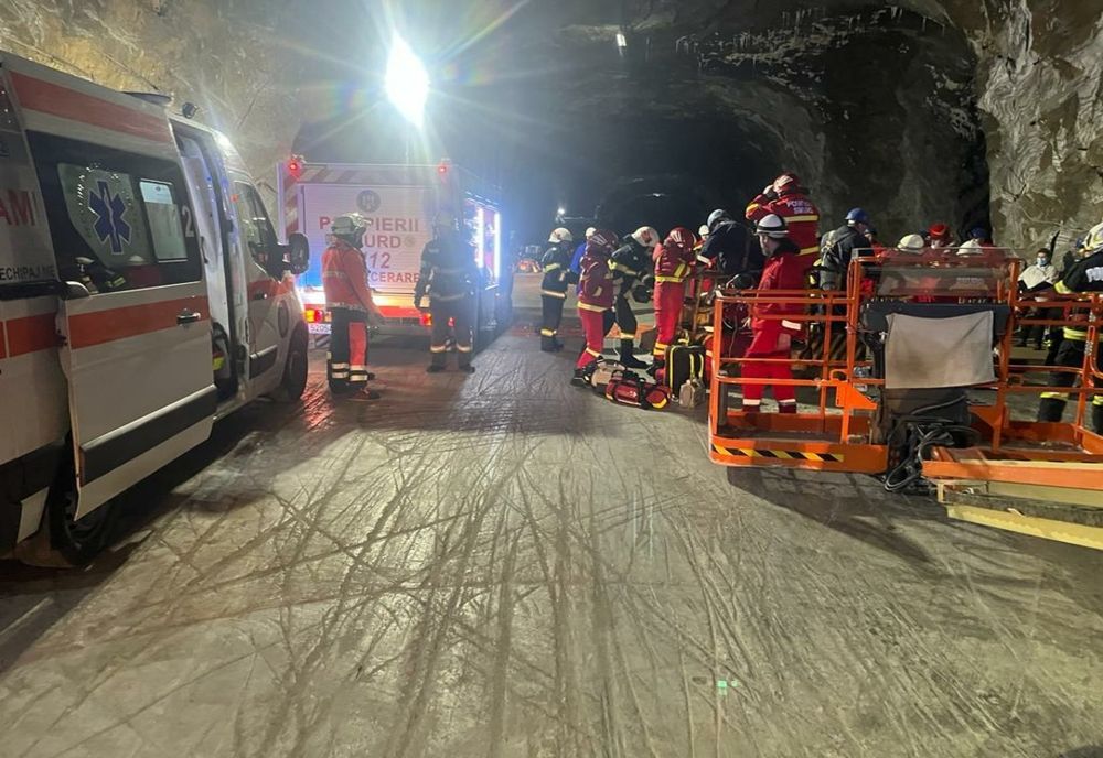 Exercițiu. Pompierii au intervenit la Salina Târgu Ocna după ce o bucată din tavan s-a prăbușit