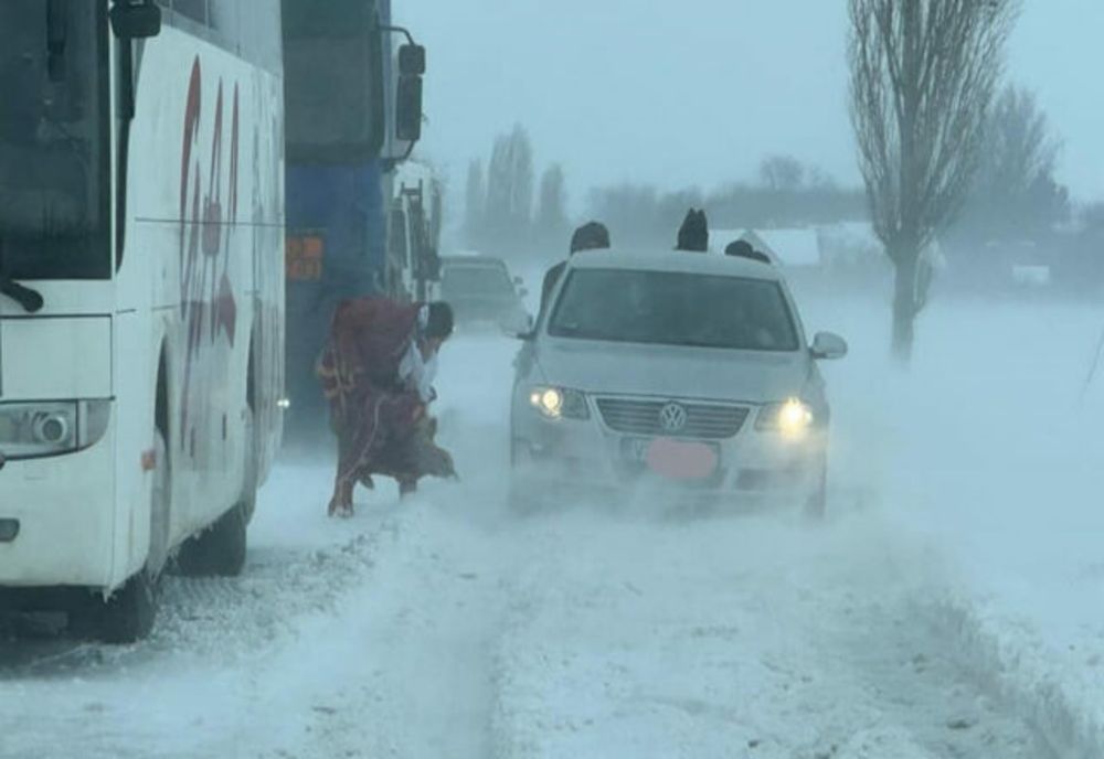 Iarna extremă a creat probleme în 14 județe. Zboruri anulate pe Aeroportul Otopeni din cauza zăpezii