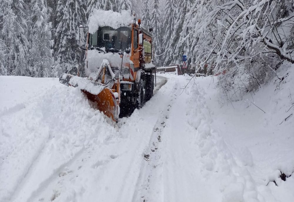 TRAFICUL RUTIER ÎNGREUNAT DE NINSORILE ABUNDENTE. AUTOSTRĂZILE ȘI DRUMURILE NAȚIONALE, ACOPERITE DE ZĂPADĂ 