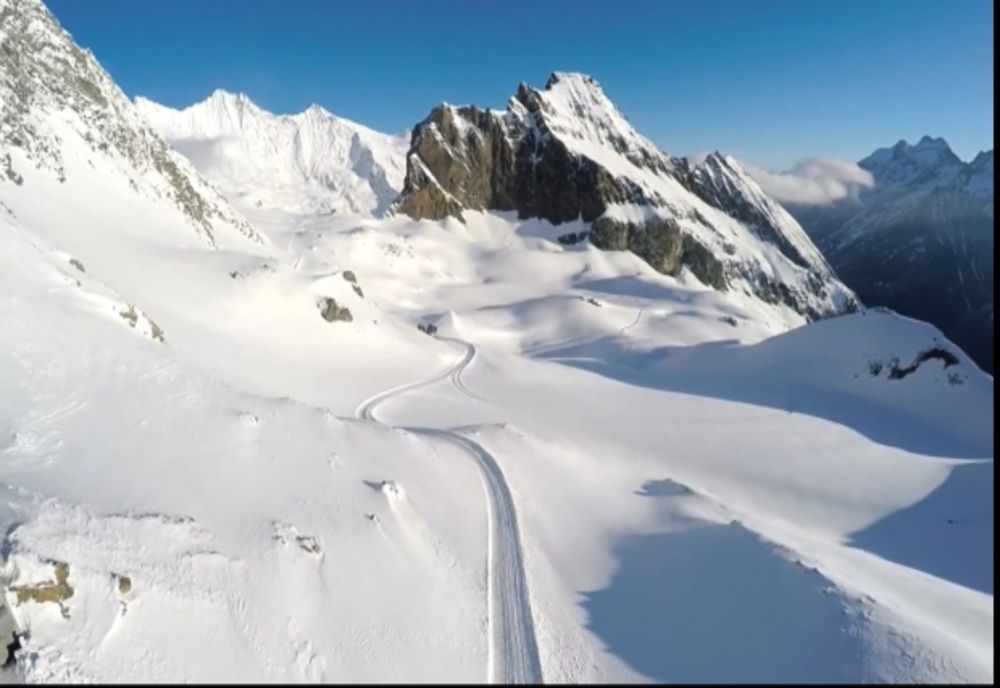 Risc de avalanșă în munții din județul Brașov. Turiștii aflați în minivacanța de 1 Decembrie, sfătuiți să nu urce la altitudii mari