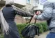 Atenție! Un tâlhar periculos atacă femeile în zona Băncii Naționale din Bacău