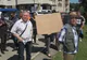 Mesajul protestatarilor din Bacău:„Veorica, ai greșit insula”, „Bine ai venit în Hunedoara”. Premierul Dăncilă merge duminică la vot