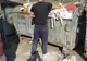 Ce a pățit un băcăuan prins de poliție în timp ce arunca la container deșeuri din construcții