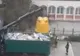 VIDEO: Revoltător! La Onești, oamenii reciclează, iar cei de la salubritate amestecă gunoaiele