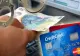 Un cuplu de escroci a furat peste 50.000 de lei de pe cardul a doi bătrâni. Cum au procedat cei doi