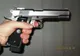 Pistol cu aer comprimat ridicat de polițiști în urma unei percheziții domiciliare