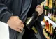 Un hoț a spart un magazin și a băut la locul faptei. După ce s-a îmbătat, a uitat pe unde a intrat și a spart ușa cu un topor