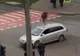 Tânăr aflat sub influența alcoolului, spectacol în mijlocul unei intersecții din Bacău. A oprit traficul și s-a urcat pe mașină ca să citească o carte.
