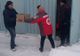 Alimente și haine groase oferite de Crucea Roșie pentru persoanele fără adăpost