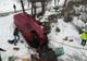 Un mort și cinci răniți, după ce un microbuz a intrat într-un cap de pod