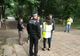 FOTO:Poliţiştii locali îi învaţă pe băcăuani cum să păstreze curăţenia în oraş. Împart flyere şi amenzi