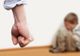 FETIȚĂ DE TREI ANI AMENINȚATĂ CU MOARTEA de concubinul mamei sale! Femeia este plecată la muncă în Suedia